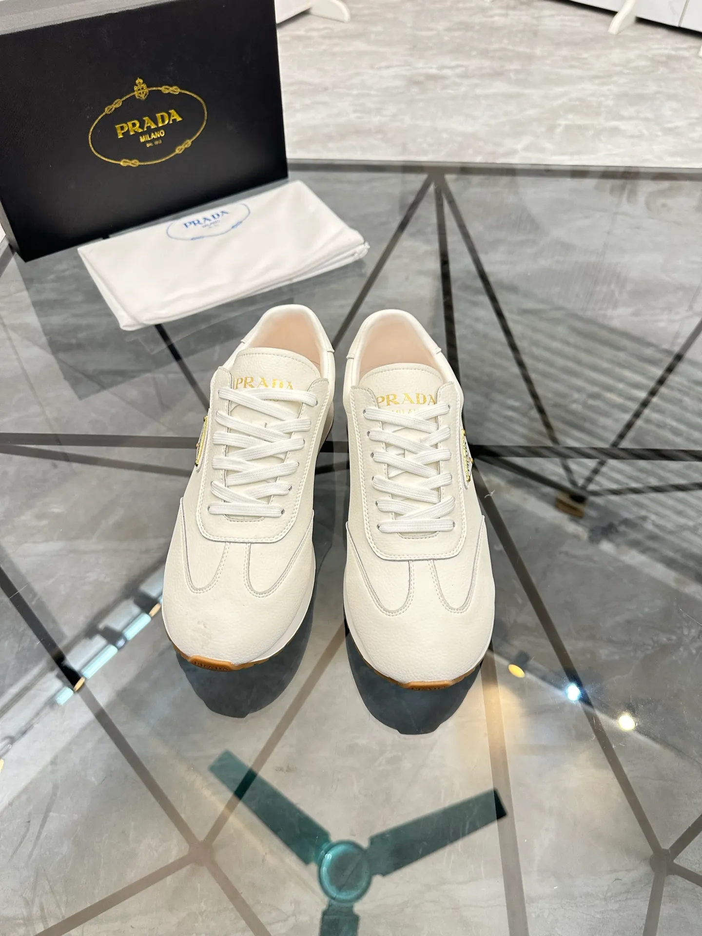 Men's shoes: 💰P420¥ Product trademark: Prada *"Prada*" low-top casual shoes Regular size: 38-44 (can be customized to 45) Product materials: imported cowhide upper, sheepskin lining, original outsole. Number: 020